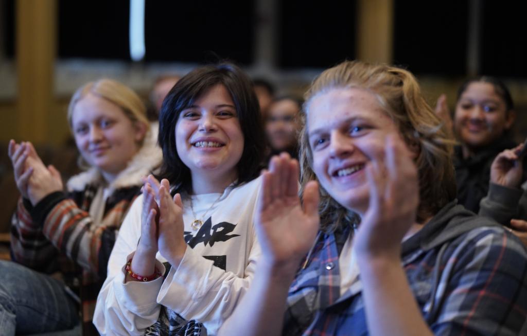 1月30日，在美國(guó)華盛頓州塔科馬市林肯中學(xué)，將于3月啟程赴華交流的林肯中學(xué)12年級(jí)學(xué)生蒙特塞拉特·羅梅羅-羅查（中）參加美國(guó)中學(xué)生赴華交流歡送儀式。新華社記者 吳曉凌 攝