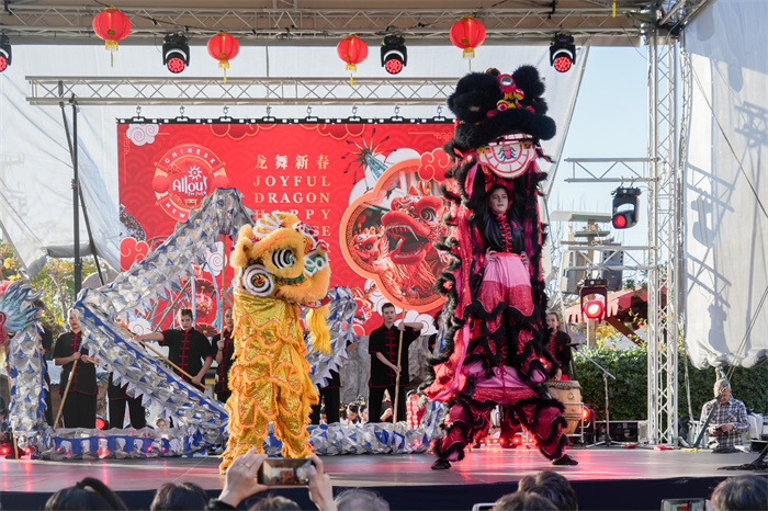 中國(guó)駐希臘大使館大使肖軍正與希方嘉賓為舞龍點(diǎn)睛。     希臘小朋友進(jìn)行舞龍舞獅表演?！吨邢r(shí)報(bào)》供圖