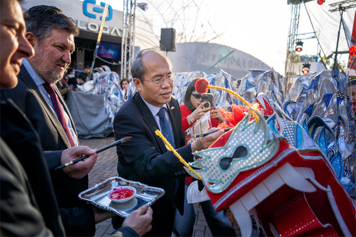 中國(guó)駐希臘大使館大使肖軍正與希方嘉賓為舞龍點(diǎn)睛?！吨邢r(shí)報(bào)》供圖