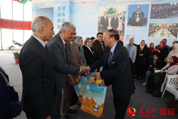 中國駐埃及使館教科處盧春生公參為埃及師生發(fā)放新年禮包。人民網(wǎng)記者 黃培昭攝