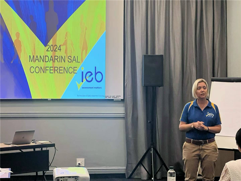 羅賓·莫瓦特女士對2023年“南非漢語高考”情況進行數(shù)據(jù)分析總結(jié)。（圖片來源：南非中國文化和國際教育交流中心孔子課堂）