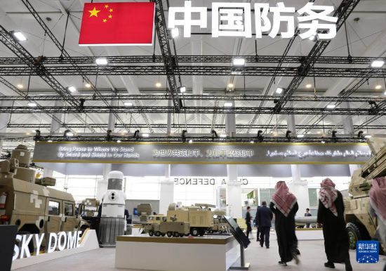 2月5日，在沙特阿拉伯利雅得，人們在中國展區(qū)參觀。新華社記者 王東震 攝