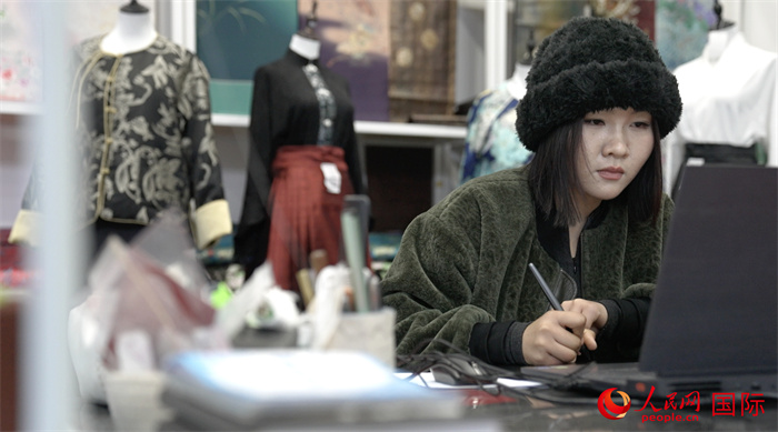 1月23日，在山東省菏澤市曹縣有愛云倉(cāng)直播基地，張子晨正在設(shè)計(jì)漢服。 人民網(wǎng)記者 袁蒙攝