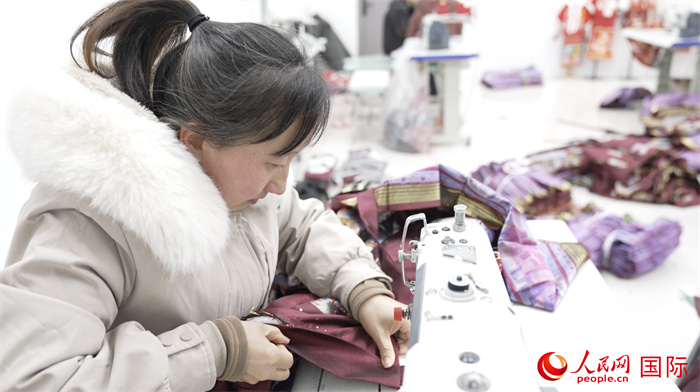 1月24日，在山東省菏澤市曹縣大集鎮(zhèn)云牧服飾有限公司，高燕正在縫制馬面裙。 人民網(wǎng)記者 袁蒙攝