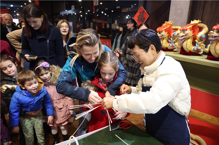 2024年“歡樂(lè)春節(jié)”《閩南風(fēng)情》文藝演出和泉州非物質(zhì)文化遺產(chǎn)展演2月6日在塞爾維亞斯梅代雷沃文化中心舉行。圖為當(dāng)?shù)孛癖婓w驗(yàn)中國(guó)非遺手工藝。 貝爾格萊德中國(guó)文化中心供圖