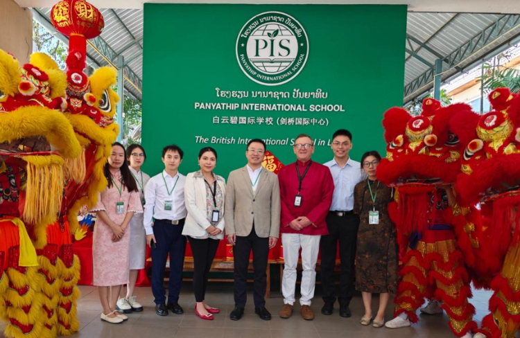 駐老撾使館臨時(shí)代辦王暢與白云碧國(guó)際學(xué)校校方、參會(huì)志愿者教師合影?；顒?dòng)主辦方供圖