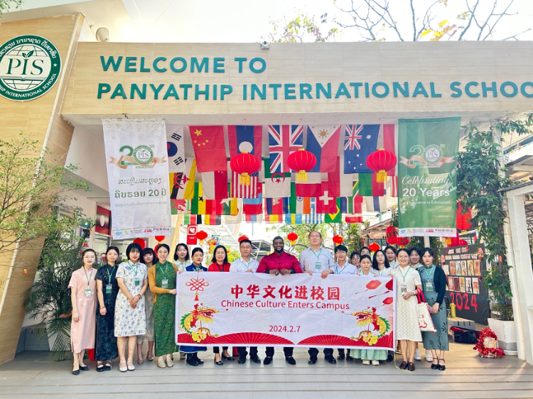 駐老撾使館政治處主任杜長(zhǎng)青與白云碧國(guó)際學(xué)校校方、參會(huì)志愿者教師合影。活動(dòng)主辦方供圖