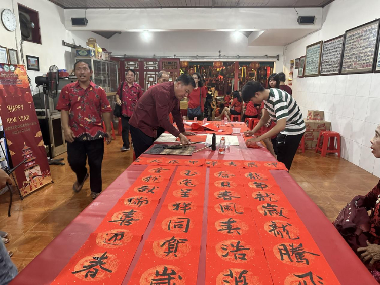 茍皓東為華人朋友現(xiàn)場寫春聯(lián)送福字。巴陵康孔子學(xué)院供圖