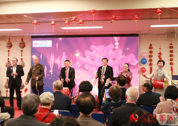 打擊樂(lè)合奏《春節(jié)序曲》。人民網(wǎng) 許可攝