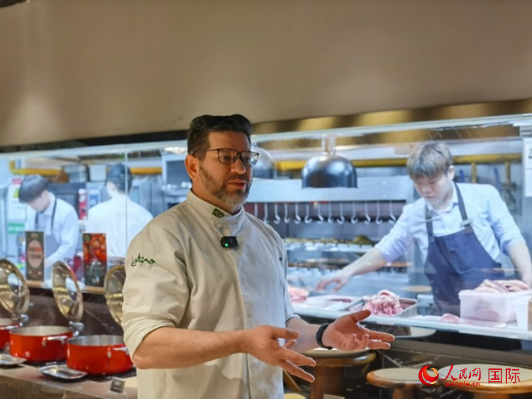 巴西主廚路易斯。人民網(wǎng)記者 魯揚(yáng)攝