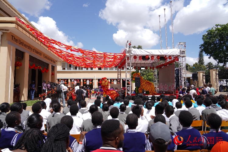 師生在觀看舞獅表演。人民網(wǎng)記者 黃煒鑫攝