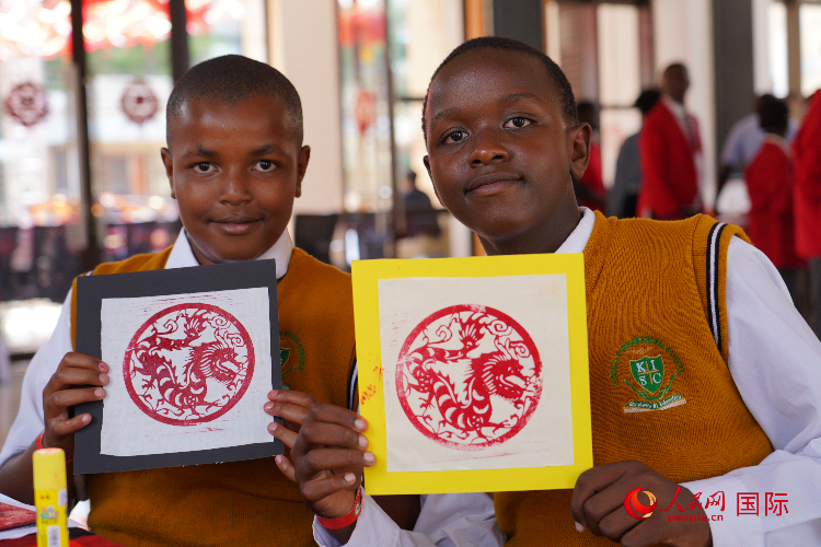 學(xué)生展示拓印作品。人民網(wǎng)記者 黃煒鑫攝