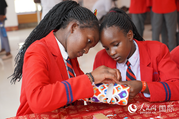 學(xué)生在手工制作紙龍。人民網(wǎng)記者 黃煒鑫攝