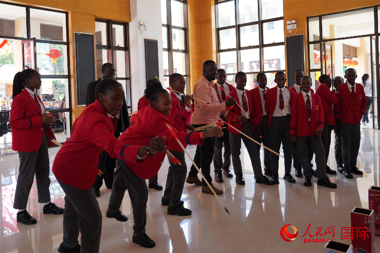 師生在體驗(yàn)投壺游戲。人民網(wǎng)記者 黃煒鑫攝