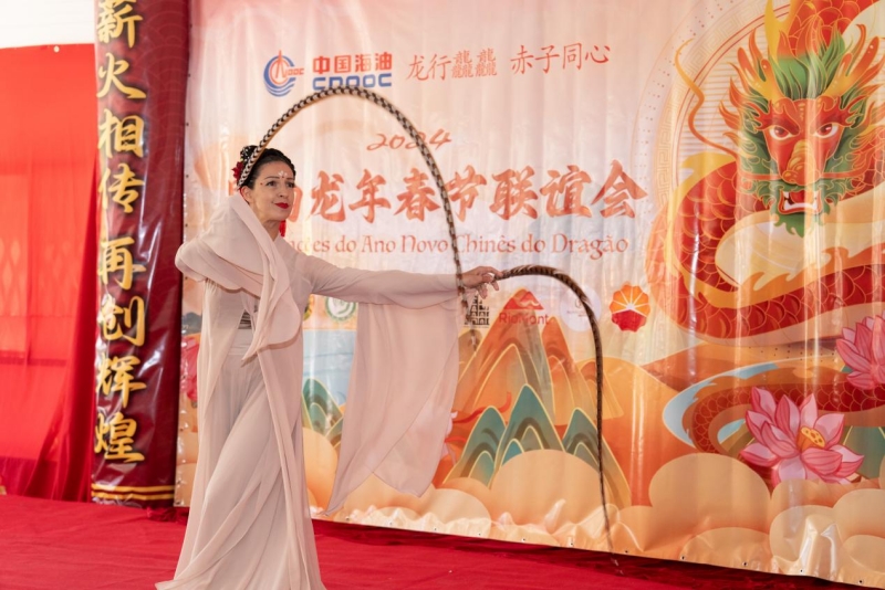 巴西藝術(shù)家表演中國(guó)舞。里約天主教大學(xué)孔子學(xué)院供圖