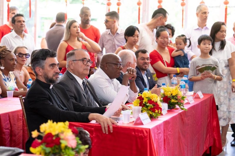 兩國(guó)民眾共同觀欣賞文藝表演。里約天主教大學(xué)孔子學(xué)院供圖