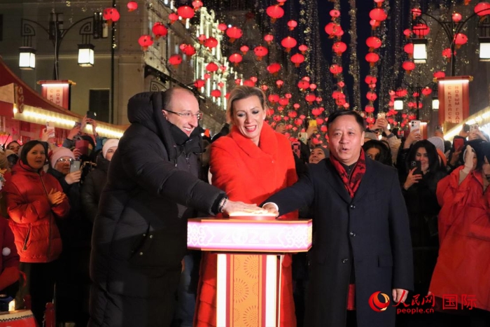 張漢暉、扎哈羅娃、科茲洛夫（從右至左）共同按下活動啟動按鈕。于子恒攝