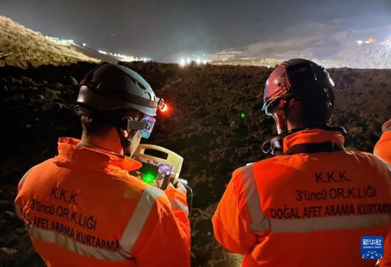 2月13日，救援人員在土耳其東部埃爾津詹省伊利奇區(qū)礦難現(xiàn)場工作。新華社發(fā)（穆斯塔法·卡亞攝）