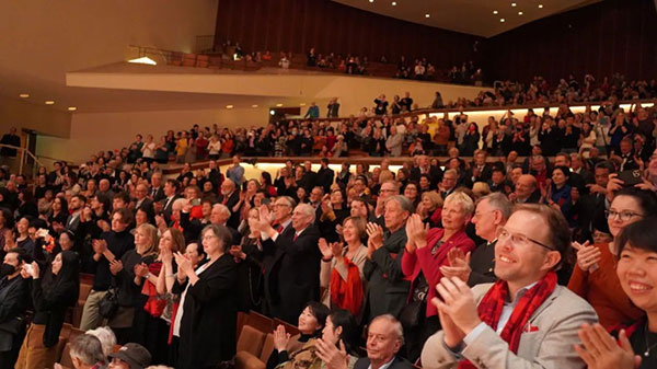 中德觀眾觀看中央民族樂團(tuán)“”天地永樂·中國節(jié)“”音樂會。中國駐德國大使館供圖