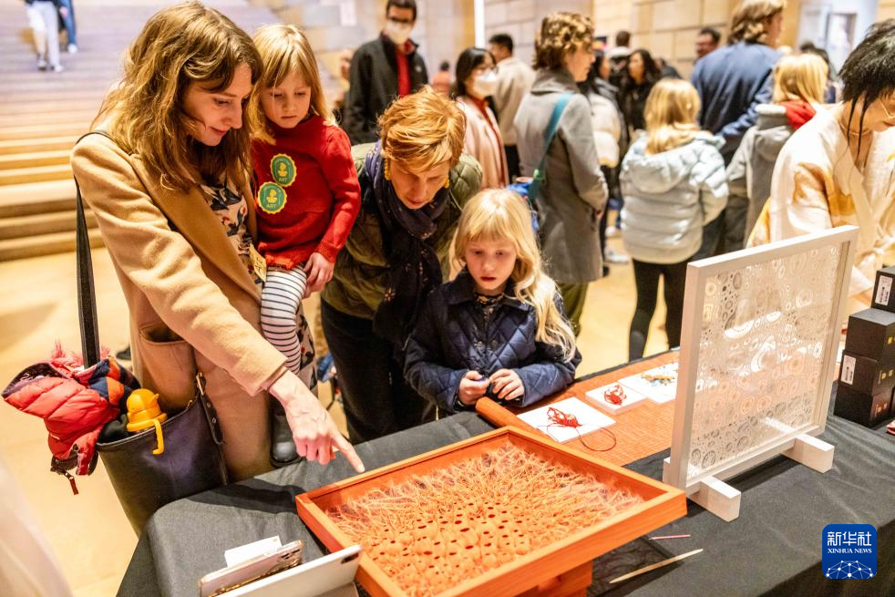 2月11日，參觀者在美國(guó)費(fèi)城藝術(shù)博物館舉行的龍年迎新春活動(dòng)上觀看刺繡作品。新華社發(fā)（周煥新攝）