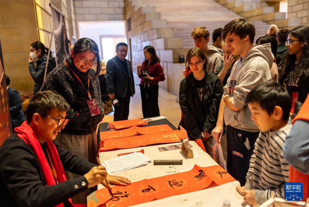 2月11日，書法家在美國(guó)費(fèi)城藝術(shù)博物館舉行的龍年迎新春活動(dòng)上為參觀者書寫對(duì)聯(lián)。新華社發(fā)（周煥新攝）