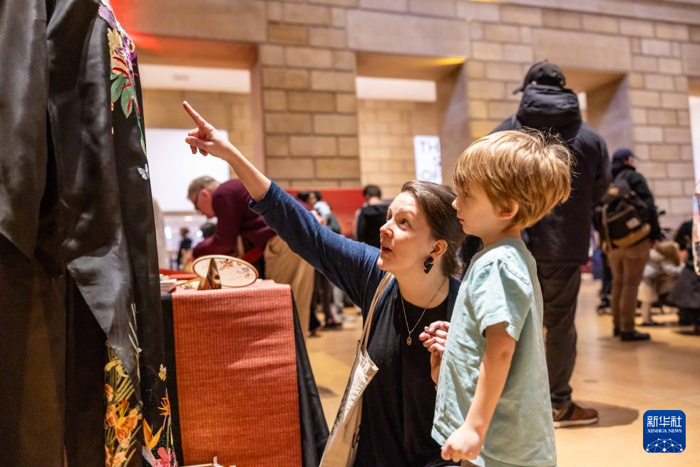 2月11日，參觀者在美國(guó)費(fèi)城藝術(shù)博物館舉行的龍年迎新春活動(dòng)上觀看中國(guó)傳統(tǒng)服飾。新華社發(fā)（周煥新攝）