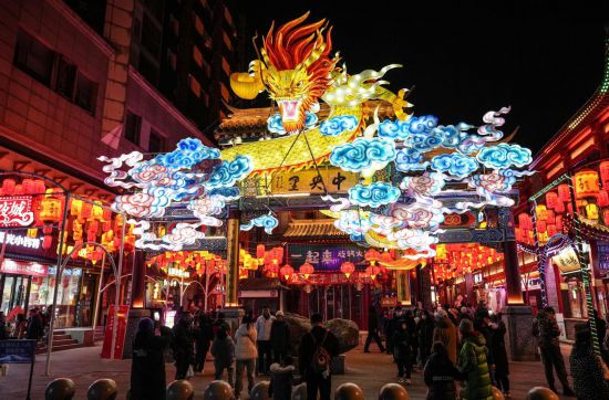 2月11日，游客在沈陽中街游覽。春節(jié)期間，各地燈火璀璨、火樹銀花，呈現出一幕幕流光溢彩的視覺盛宴。（新華社記者潘昱龍攝）