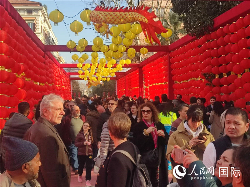 游園會(huì)入口處張燈結(jié)彩，人流如織。人民網(wǎng)記者鄭彬攝