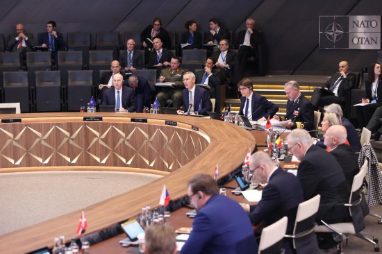 這是2月15日在比利時(shí)布魯塞爾拍攝的北約防長(zhǎng)會(huì)現(xiàn)場(chǎng)。為期一天的北約成員國(guó)國(guó)防部長(zhǎng)會(huì)議15日在比利時(shí)首都布魯塞爾結(jié)束。會(huì)議就加強(qiáng)北約的威懾和防御以及對(duì)烏克蘭的支持等問題展開討論。新華社記者趙丁喆攝