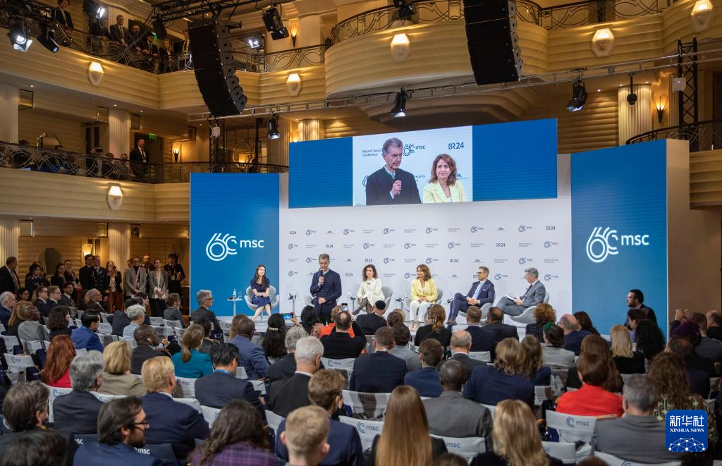 2月18日，慕安會主席克里斯托夫·霍伊斯根（中左二）在德國慕尼黑舉行的第60屆慕尼黑安全會議上發(fā)表閉幕致辭。新華社記者 張帆 攝