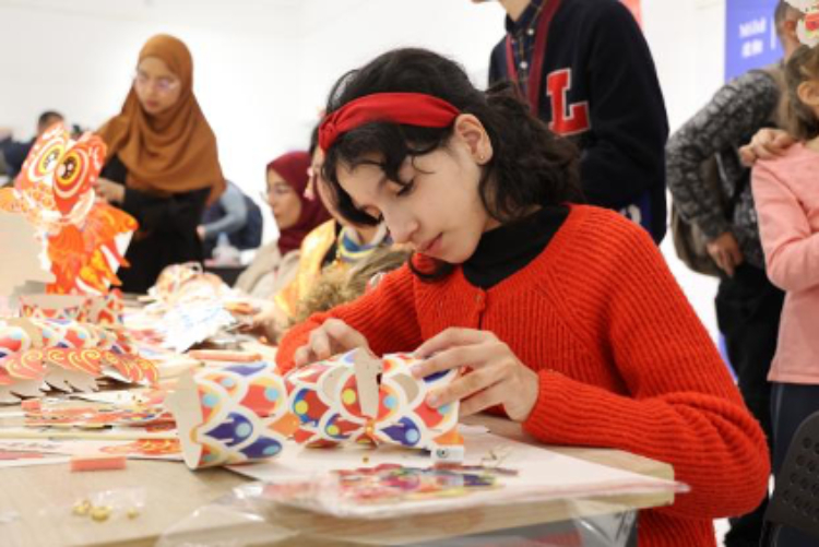 參與者在制作元宵彩燈。拉巴特中國文化中心供圖