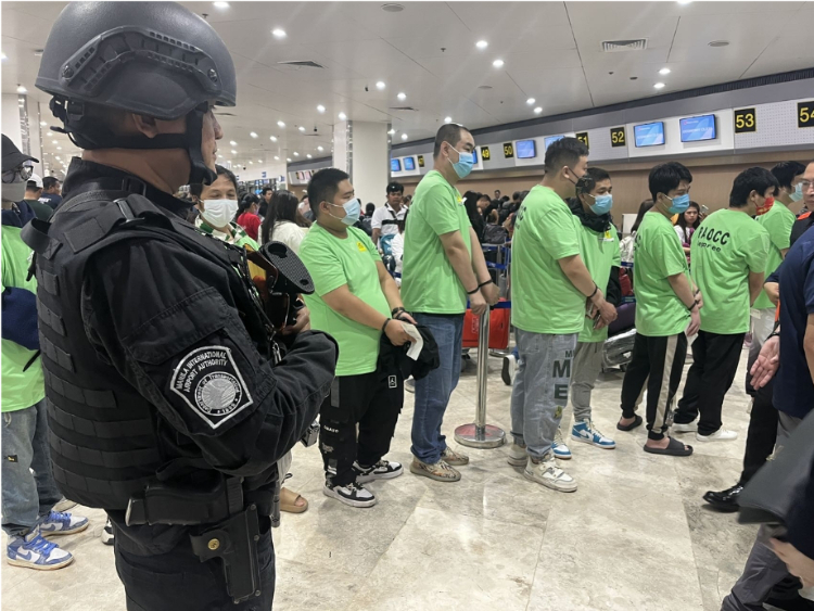 中國(guó)和菲律賓兩國(guó)執(zhí)法部門(mén)合作遣返在菲從事離岸博彩的中國(guó)公民。駐菲律賓使館供圖