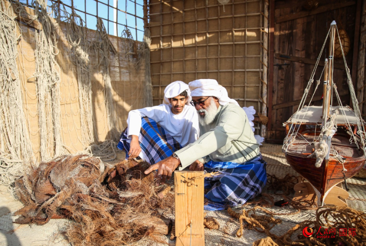 手工藝者展示如何用棕櫚葉制作繩子。人民網(wǎng) 塔里克·易卜拉欣攝