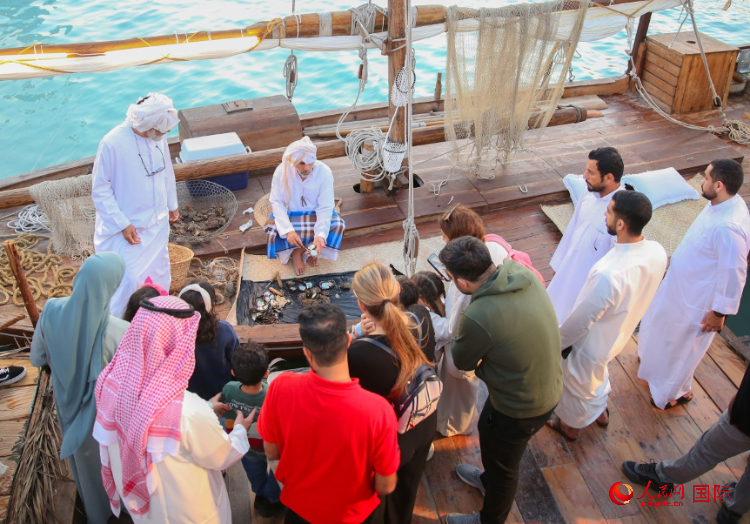 游客了解采珠工作。人民網(wǎng) 塔里克·易卜拉欣攝