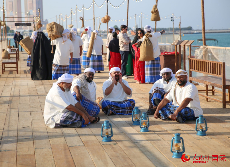 演藝人員展示售賣產(chǎn)品的場景。人民網(wǎng) 塔里克·易卜拉欣攝