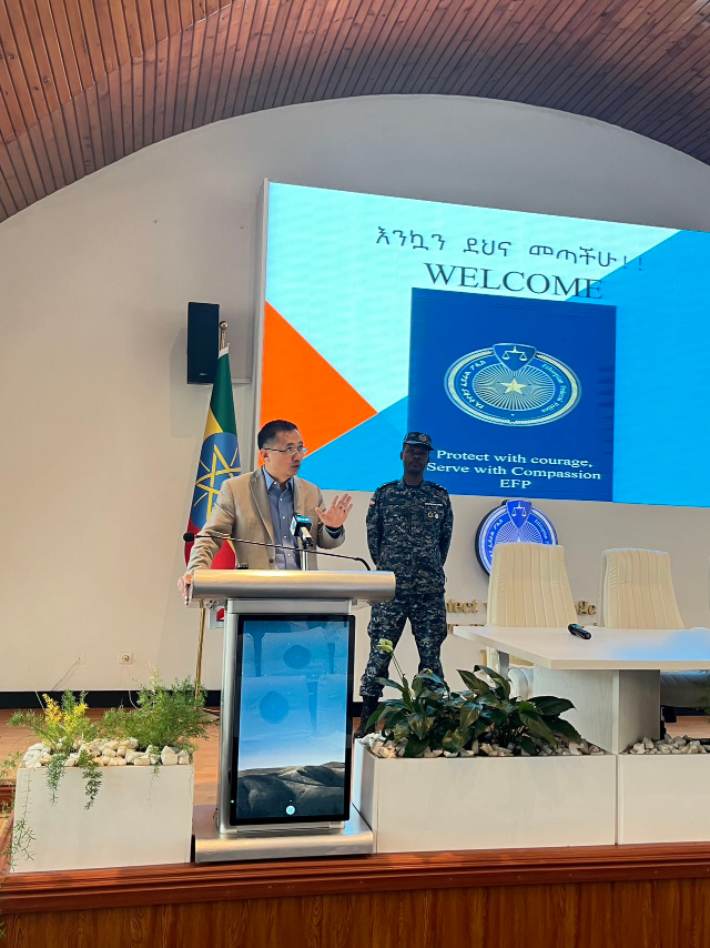 圖為駐埃塞使館首席館員申欽民公參致辭。亞的斯亞貝巴大學(xué)孔子學(xué)院供圖