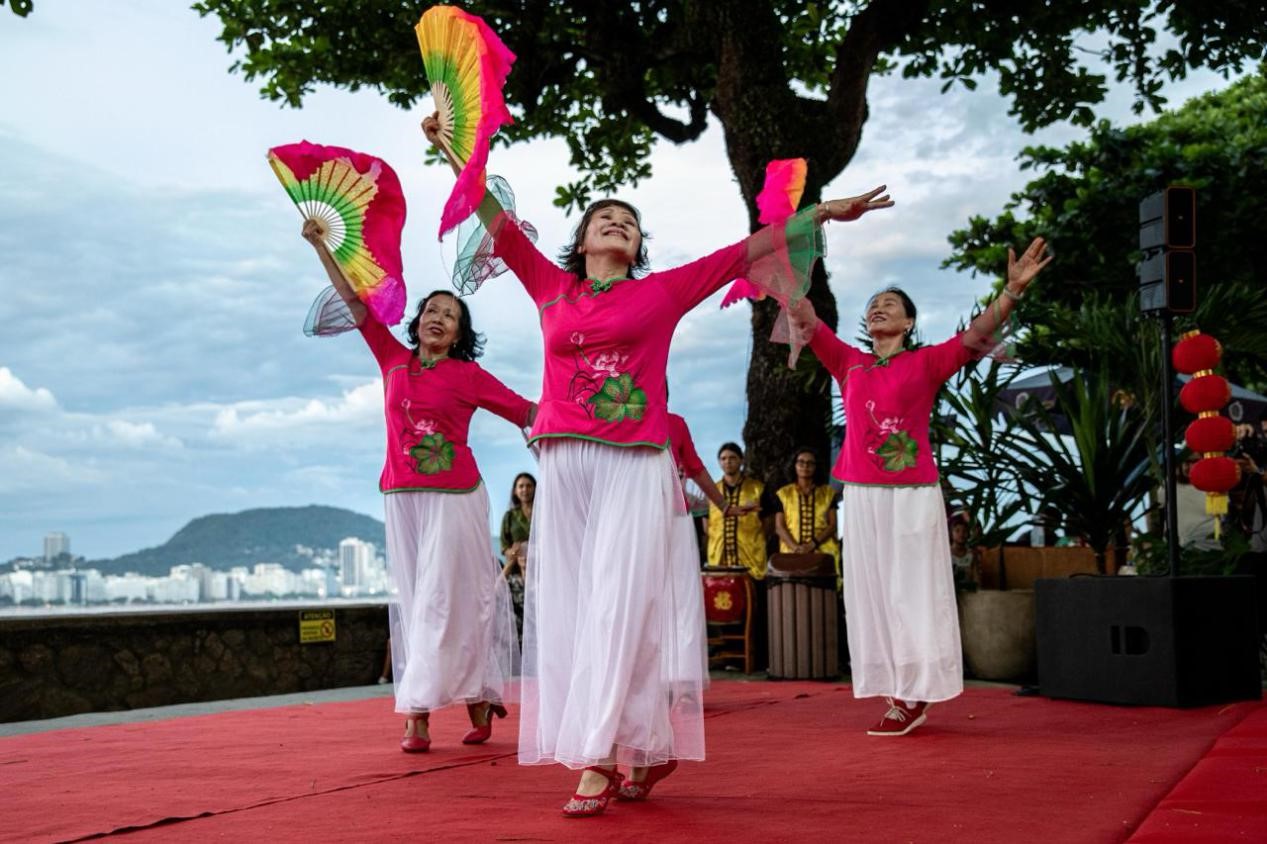 當(dāng)?shù)貢r(shí)間2月24日晚，2024年元宵節(jié)慶?；顒?dòng)在巴西里約熱內(nèi)盧市科帕卡巴納要塞舉辦。巴西山河文化促進(jìn)中心供圖