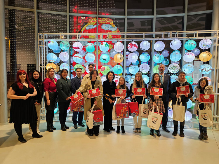 獲獎(jiǎng)學(xué)生合影。翟朝暉攝