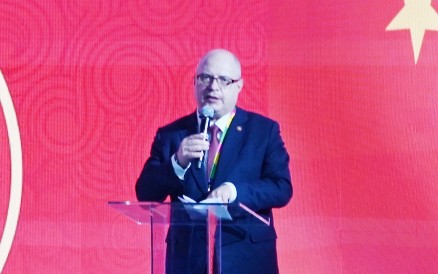 俄羅斯國家杜馬資產(chǎn)、土地和財產(chǎn)關(guān)系委員會主席兼俄中議員友好小組主席加夫里洛夫致辭。主辦方供圖