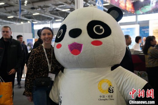 3月5日，2024年柏林國際旅游交易會(ITB)在柏林會展中心拉開帷幕。以“你好！中國”為主題的中國展區(qū)當(dāng)日亮相展會。圖為觀眾與大熊貓人偶合影。中新社記者 馬秀秀 攝
