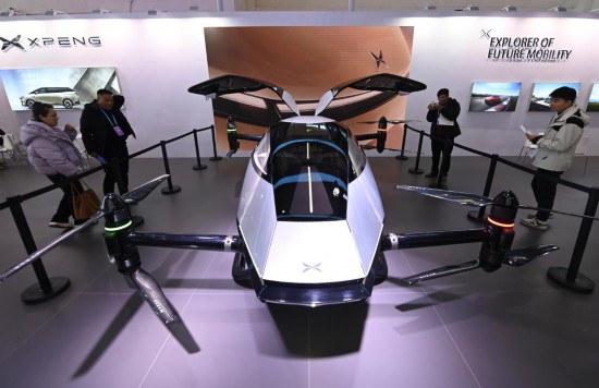 2023年12月1日，在鏈博會智能汽車鏈展區(qū)小鵬汽車展臺，參觀者觀看一臺智能飛行器。新華社記者蔡湘鑫攝