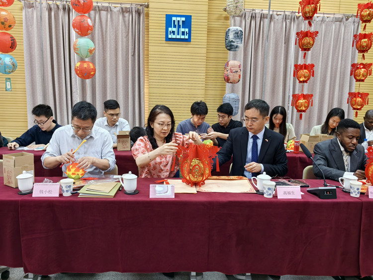 燈籠文化交流活動現(xiàn)場。中建國際中西非公司供圖