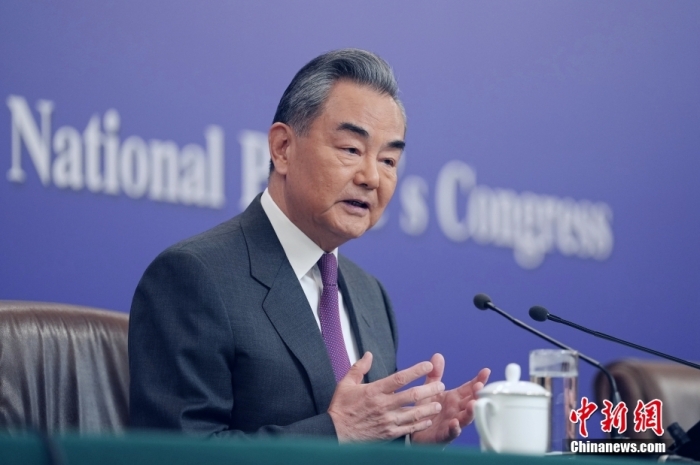 3月7日，十四屆全國人大二次會議在北京舉行記者會，中共中央政治局委員、外交部長王毅就中國外交政策和對外關(guān)系相關(guān)問題回答中外記者提問。<a target='_blank' href='/'><p  align=