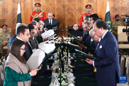   這是3月11日在巴基斯坦首都伊斯蘭堡總統(tǒng)府拍攝的內(nèi)閣宣誓就職儀式。巴基斯坦新內(nèi)閣的19名成員11日在巴總統(tǒng)扎爾達(dá)里和總理夏巴茲見證下，在首都伊斯蘭堡總統(tǒng)府宣誓就職。新華社發(fā)（巴基斯坦新聞與廣播部下轄媒體信息部門供圖）