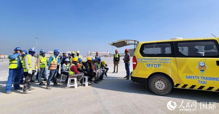 安全宣講出租車在現(xiàn)場(chǎng)播放安全視頻。人民網(wǎng)記者 管克江攝