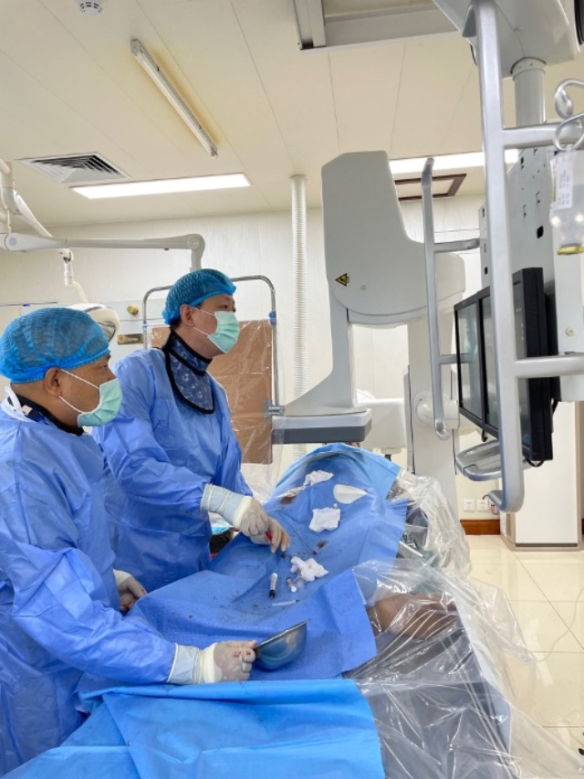 李凱教授（右）和劉海濤教授（左）為患者行TACE手術。中國駐老撾大使館供圖