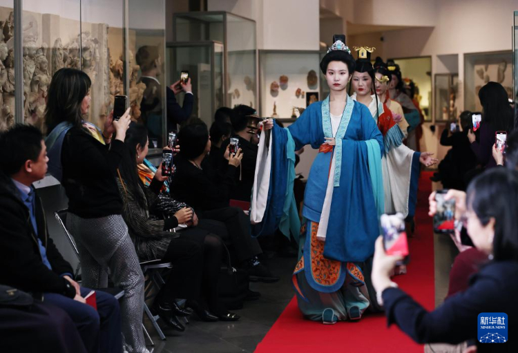 3月13日，在位于法國巴黎的吉美國立亞洲藝術(shù)博物館，模特展示敦煌復(fù)原服飾。新華社記者 高靜 攝