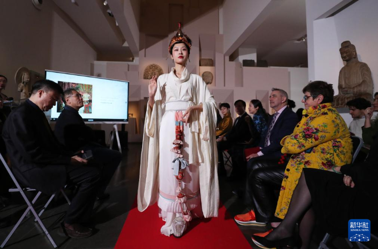 3月13日，在位于法國巴黎的吉美國立亞洲藝術(shù)博物館，模特展示敦煌復(fù)原服飾。新華社記者 高靜 攝