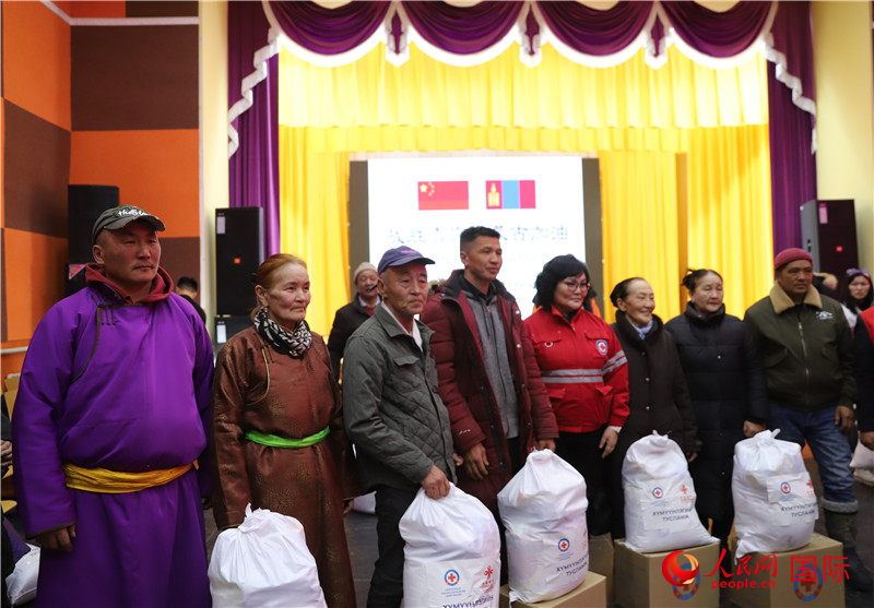 3月18日，向受災(zāi)牧民分發(fā)中方賑災(zāi)物資現(xiàn)場(chǎng)。人民網(wǎng)記者 霍文攝