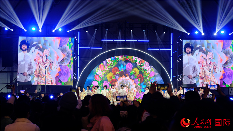 中俄觀眾欣賞俄羅斯傳統(tǒng)歌舞表演。人民網(wǎng) 褚夢(mèng)琦攝